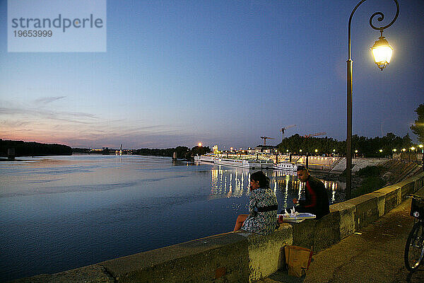 Paar sitzt am Fluss Grand Rhone  Arles  Provence  Frankreich.