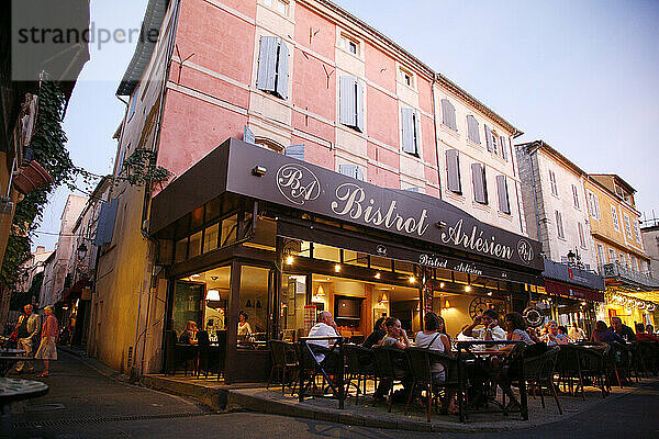 Menschen sitzen in einem Café am Place du Forum  Arles  Provence  Frankreich.