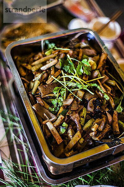 Chinesische Küche mit Fisch  Kartoffeln und Gemüse