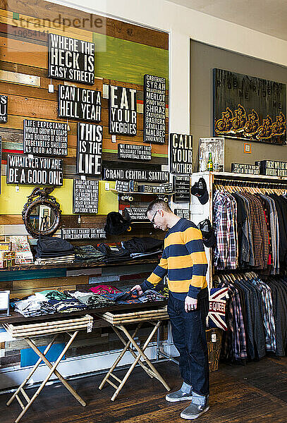 Ein Mann kauft in einem Geschäft in Ballard  einem Stadtteil von Seattle  WA ein.