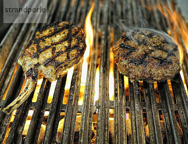 Burger auf einem Grill.