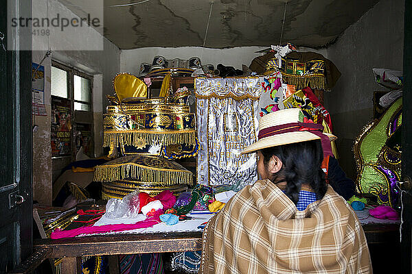 Eine traditionell gekleidete Frau in einem Geschäft in Oruro  Bolivien.
