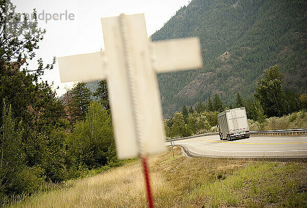 Ein weißes Kreuz bedeutet einen Todesfall auf einer gefährlichen Autobahn.