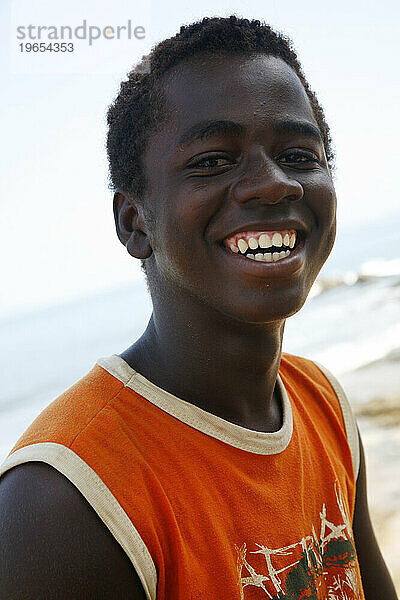Porträt eines Jungen am Strand von Porto da Barra  Salvador  Bahia  Brasilien.