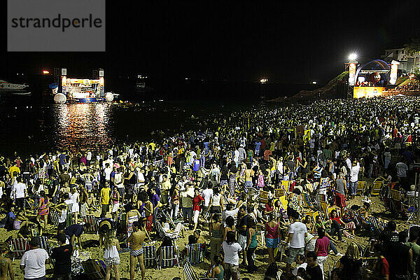 Party am Strand von Porto da Barra  Salvador  Bahia  Brasilien.