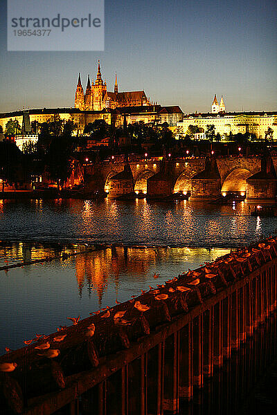 Blick über die Burg und den Veitsdom und die Karlsbrücke bei Nacht  Prag  Tschechische Republik.