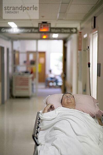 Eine ältere Frau wartet im Flur eines Pflegeheims in Connecticut.