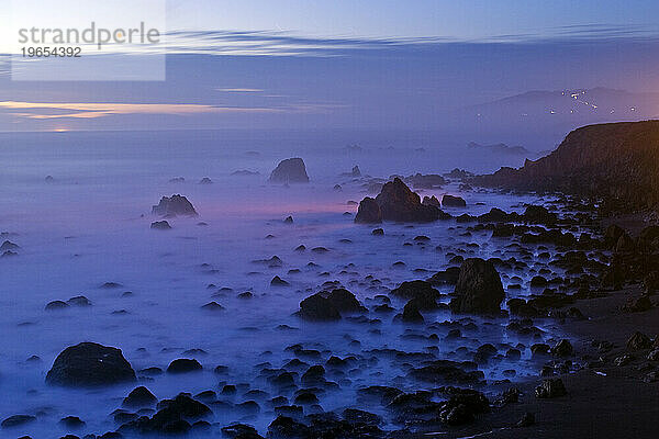 Die zerklüftete Küste von Sonoma in der Abenddämmerung in der Nähe von Bodega Bay  Kalifornien.