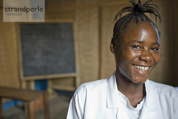 Junges liberianisches Mädchen in einem Klassenzimmer in Liberia