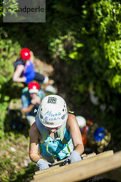 Eine junge Frau wandert an einem sonnigen Tag auf Abenteuerreise durch den Dschungel von Puerto Rico.