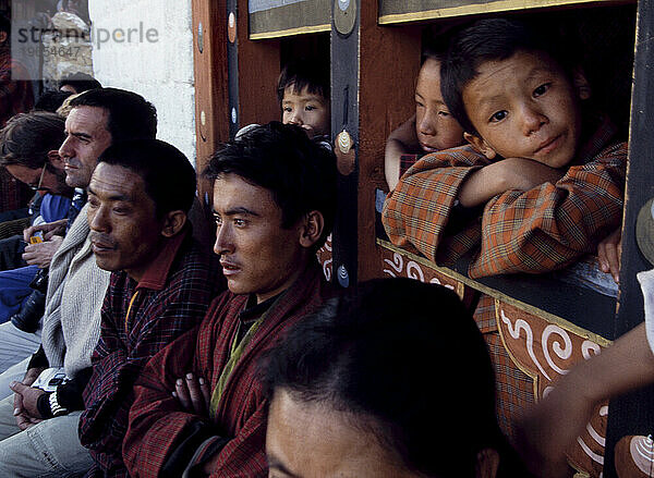 Bhutaner warten auf ihre Stimme während der Wahl im März 2008 in Paro  Bhutan.