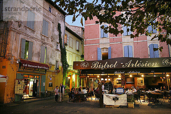 Menschen sitzen in einem Café am Place du Forum  Arles  Provence  Frankreich.