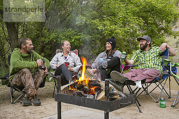 Rafters entspannen am Lagerfeuer an den Flüssen Yampa und Green