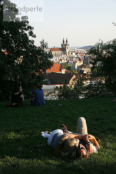 Paar entspannt sich im Letná-Park  Prag  Tschechische Republik.