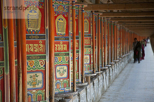 Gebetsmühlen im Kloster Labrang in Xiahe  Gansu  China.