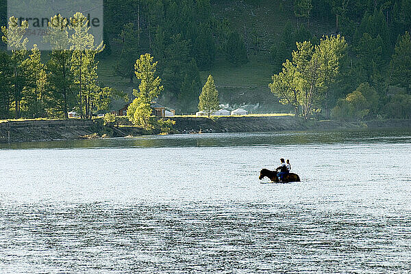 Flussüberquerung zu Pferd  Mongolei