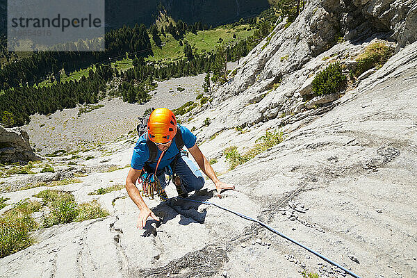 Klettern einer kostenlosen Route im Canfranc-Tal  Pyrenäen.