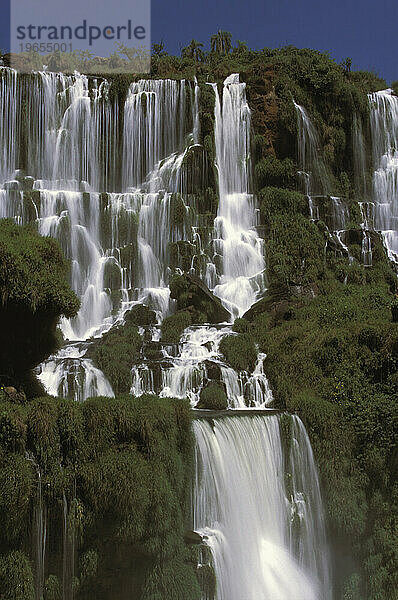 Die argentinischen Iguazu-Wasserfälle sind Wasserfälle des Flusses Iguazu und bilden die Grenze zwischen Argentinien und Brasilien.