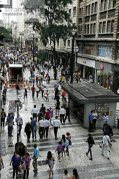 Menschen  die auf einer Fußgängerzone im Zentrum von Sao Paulo  Brasilien  spazieren gehen.