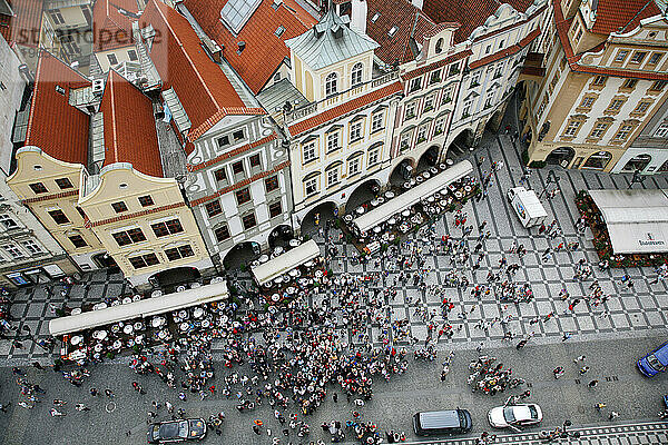Blick über das Alte Rathaus und die Dächer der Stadt  Stare Mesto  Prag  Tschechische Republik.