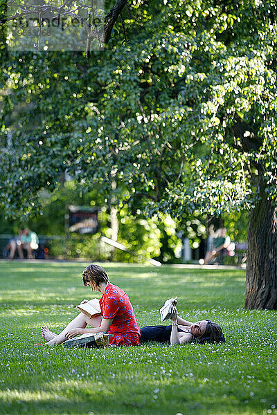 Frauen im Kampa Park  Mala Strana  Prag  Tschechische Republik.