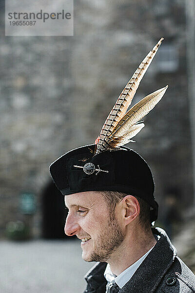 Erwachsener Mann mit traditioneller Glengarry-Haube  Schottland  Großbritannien