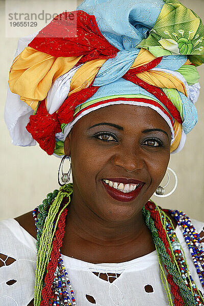 Porträt einer bahianischen Frau in traditioneller Kleidung im Stadtteil Pelourinho  Salvador  Bahia  Brasilien.