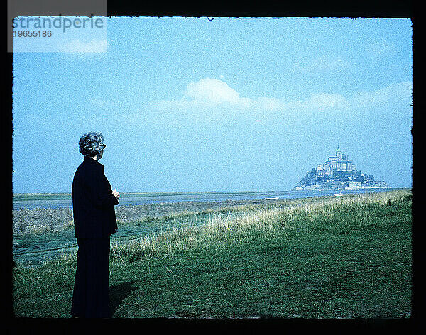 Mont Saint Michel mit einer Person im Vordergrund.
