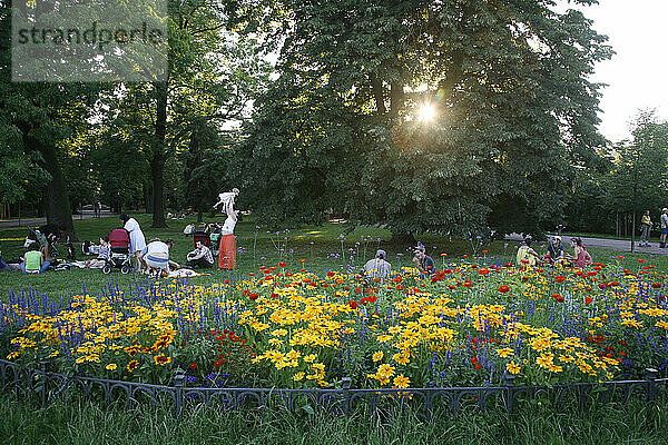 Menschen entspannen sich im Letná-Park  Prag  Tschechische Republik.