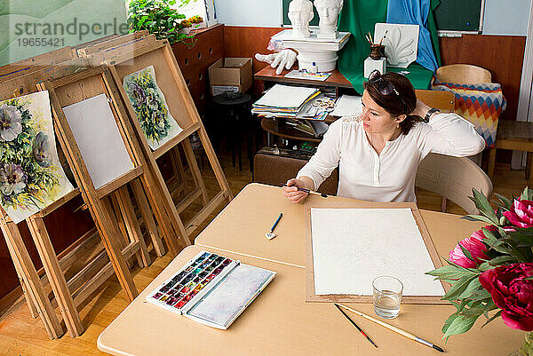 Die Künstlerin arbeitet in ihrem Atelier