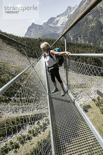 Wanderer auf der Charles-Kuonen-Hängebrücke  Wallis  Schweiz