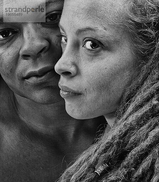 Ein Nahaufnahmeporträt eines afroamerikanischen Mannes und einer afroamerikanischen Frau.