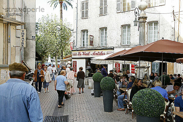 Vieil Antibes  Menschen sitzen in einem Café in der Altstadt  Antibes  Alpes Maritimes  Provence  Frankreich.