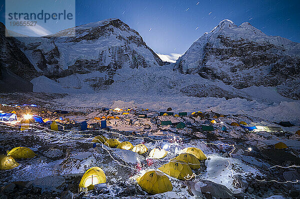Scheinwerfer verfolgen den Nachthimmel im Khumbu-Basislager auf dem Mount Everest  Nepal