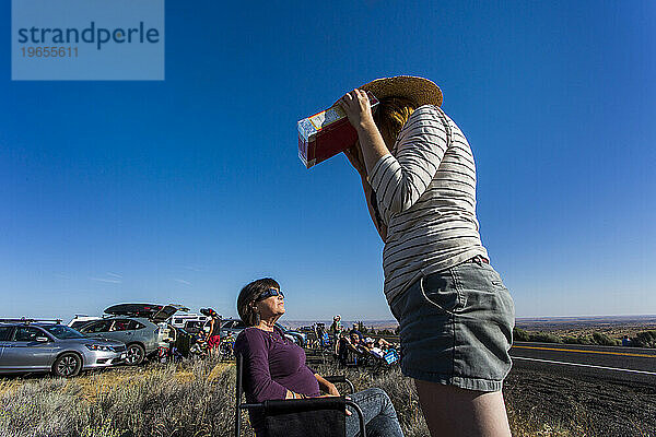 Menschen versammelten sich  um die Sonnenfinsternis am 8. August 2017 in Maupin  Oregon  USA  zu beobachten