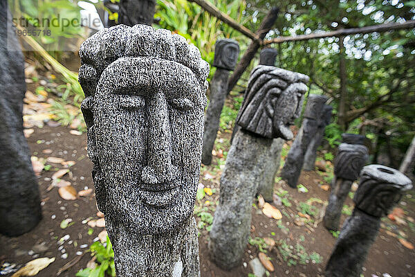 Eine traditionelle Gesichtsschnitzerei im Touna Kalinago Heritage Village im Kalinago-Territorium auf der Karibikinsel Dominica.