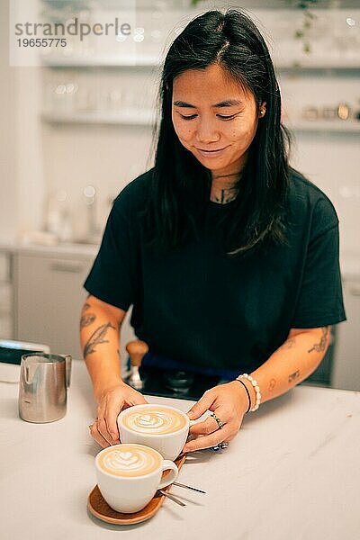 Barista-Mädchen bereitet Kaffee in einem Café zu