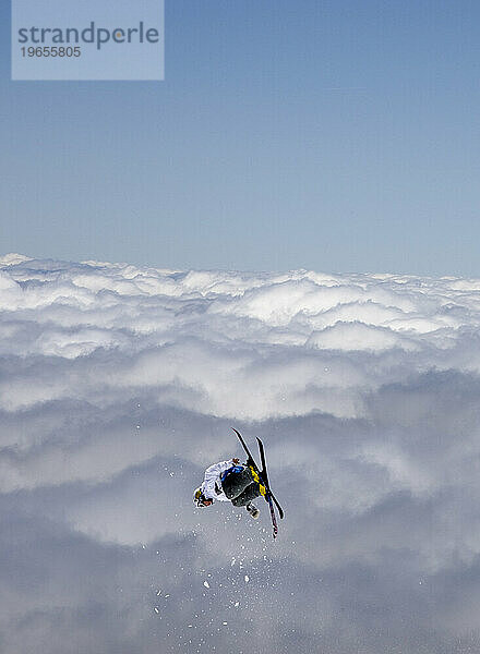 Ein Skifahrer überschlägt sich während eines Wettkampfs. Wolken bedecken das Tieftal im Hintergrund