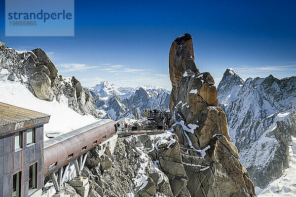 Neue U-Bahn  mit der Touristen den Gipfel Aiguille du Midi in den französischen Alpen  Chamonix Mont-Blanc  Haute Savoie  Frankreich umrunden können