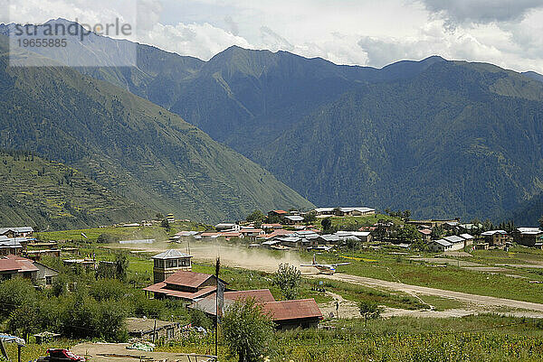 Zwillingsotter landen in Simikot  Nepal.