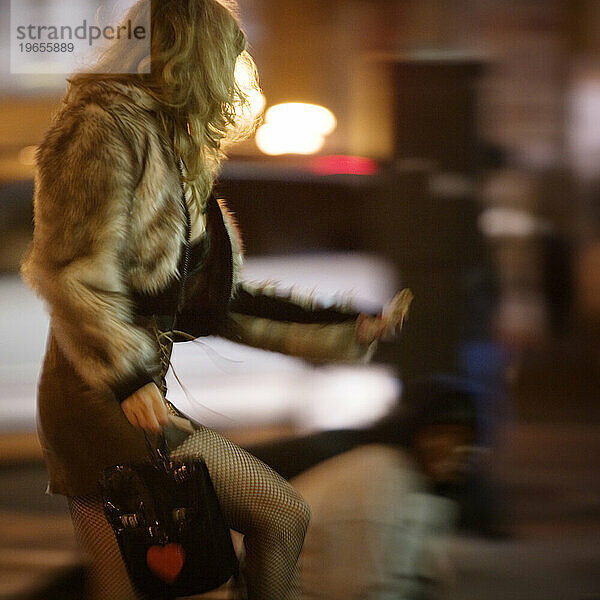Eine Frau überquert die Straße.