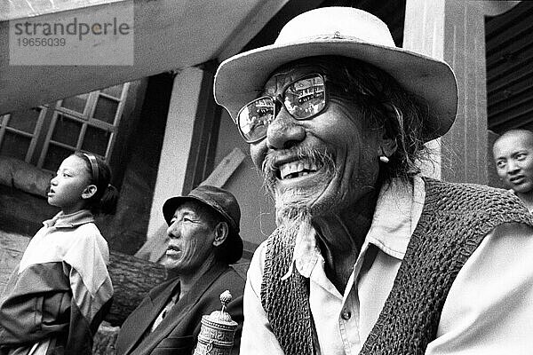 Tibetischer Mann lacht über eine Show (schwarz und weiß)