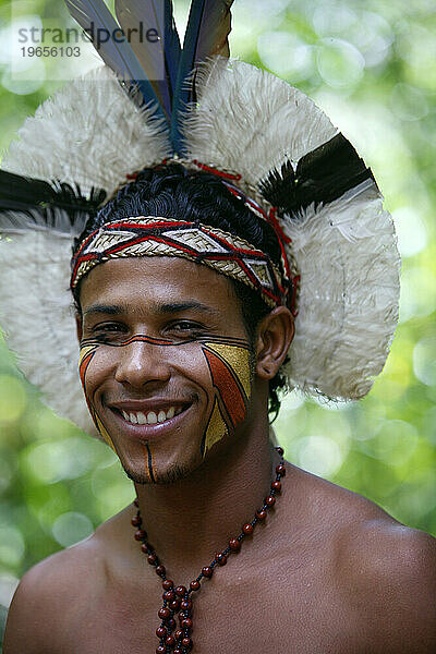 Porträt eines Pataxo-Indianers im Reserva Indigena da Jaqueira in der Nähe von Porto Seguro  Bahia  Brasilien.