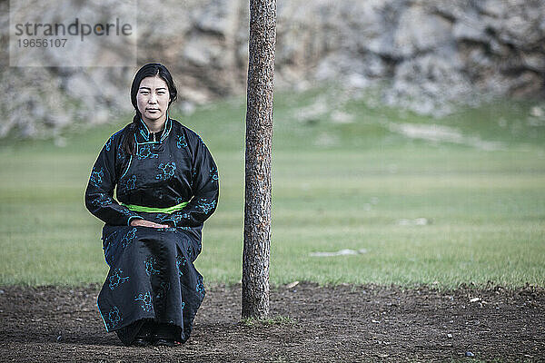 Mongolische Frau trägt Deel  traditionelle Kleidung  Bunkhan  Bulgam  Mongolei