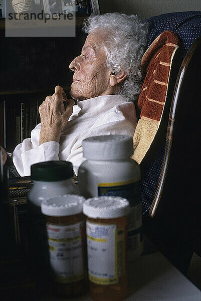 Porträt einer sitzenden älteren Frau.