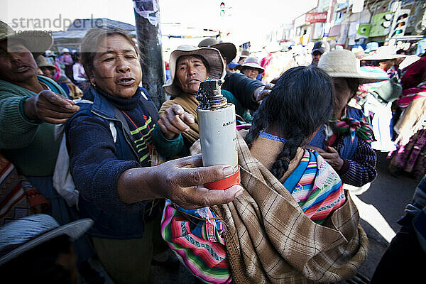 Einheimische in Oruro  Bolivien  halten einen Gaskanister hoch  den sie gegen ihren Protest auf der Straße verwendet haben.