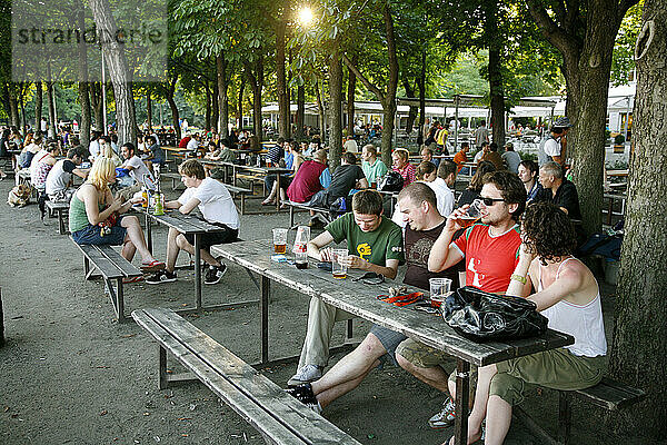 Menschen sitzen in einem Biergarten im Letná-Park  Prag  Tschechische Republik.