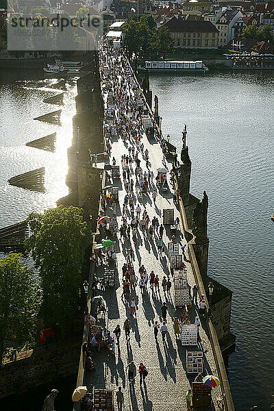 Erhöhter Blick über die Karlsbrücke  Prag  Tschechische Republik.