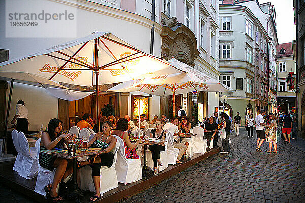 Menschen sitzen in einem Restaurant in der Altstadt  Stare Mesto  Prag  Tschechische Republik.