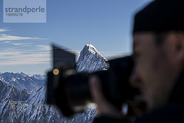 Fotograf fotografiert im Mont-Blanc-Gebirge  Chamonix-Mont-Blanc  Haute-Savoie  Frankreich